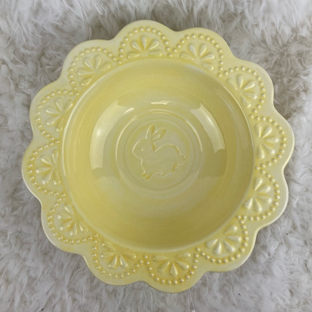Hallmark Scalloped Edge 9” Yellow Bunny Bowl